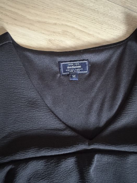 Medicine M elegancka czarna sukienka wizytowa spotkanie biuro