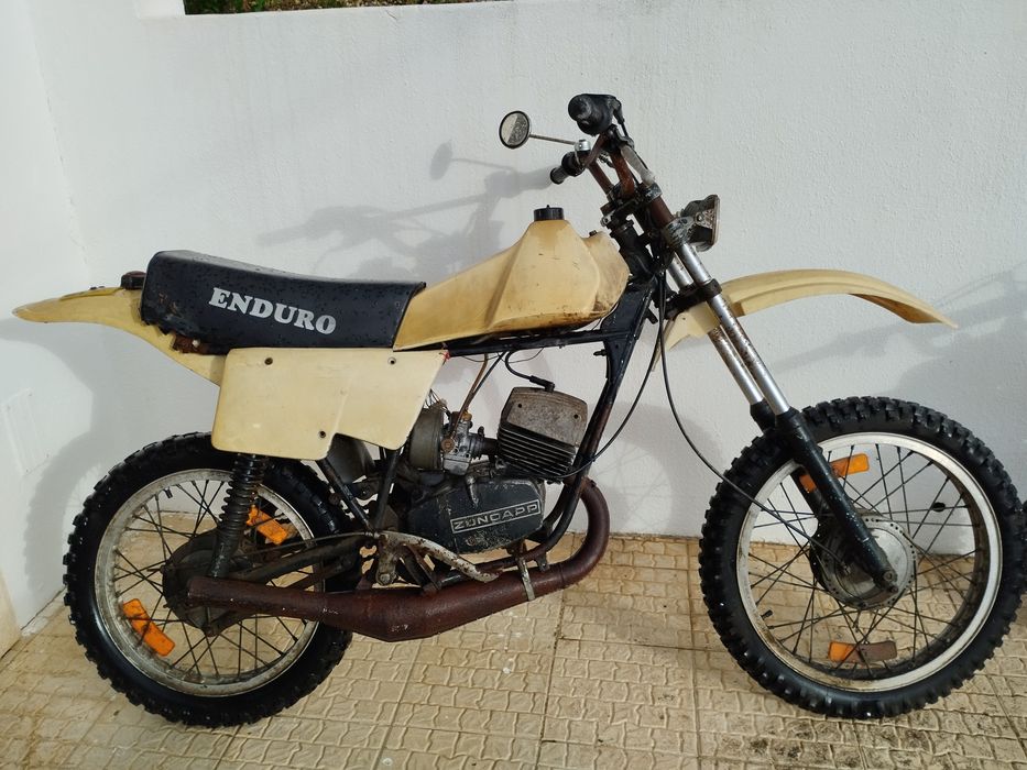 Duas motos adulto e adolescente/criança