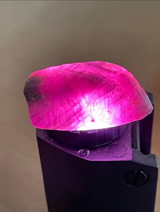 Rubi BRUTO TOP COLOR Moçambique - Peça Incomum de 69.5 ct
