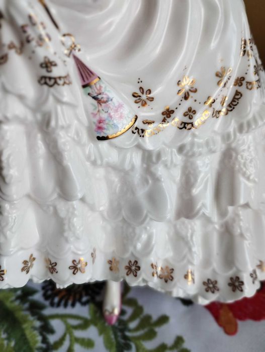 Dama porcelanowa Total Worcester The Fairest Rose 23 cm