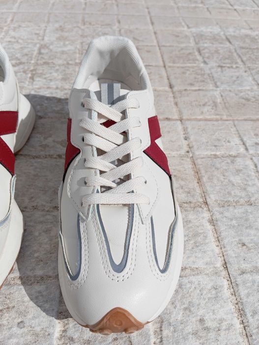 Sapatilhas bege e vermelhas como Novas