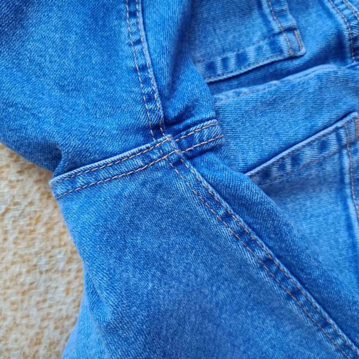 Джинси модні в кльош великого розміру.