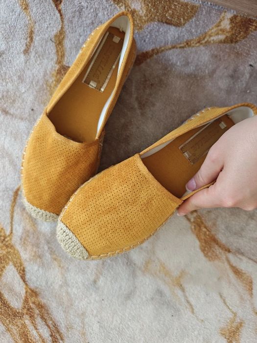 Musztardowe espadryle damskie na plecionej podeszwie