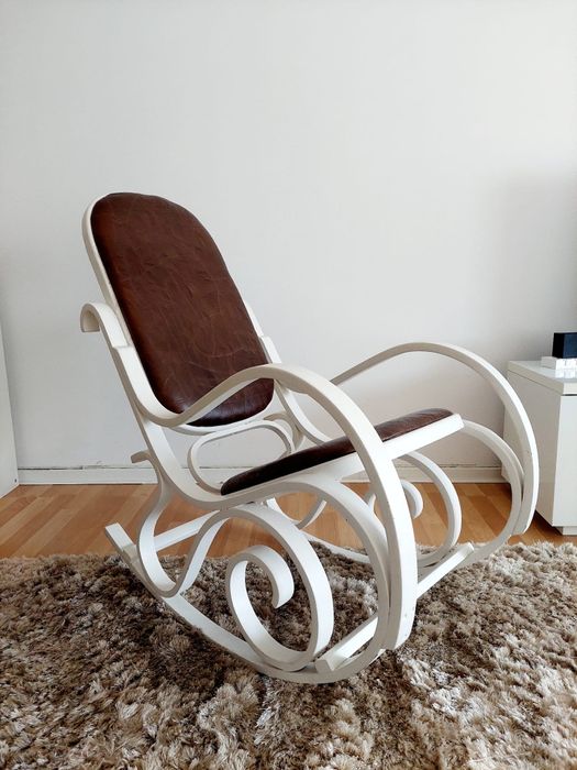 Cadeira de baloiço branca estofada em pele