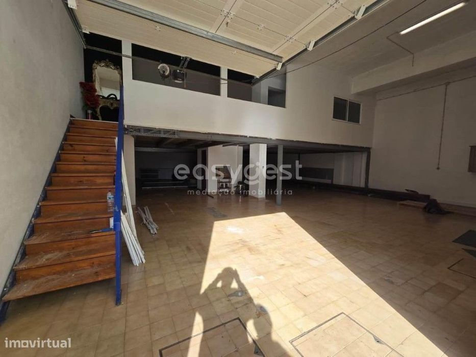 Espaçoso Armazém com Escritório Localizado na Zona da Sobreda