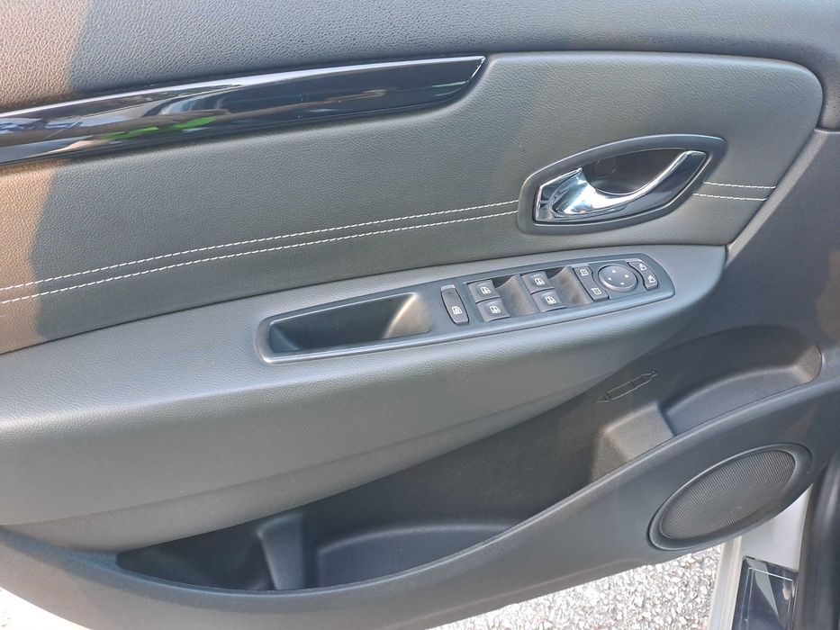 Renault Grand Scénic 7 lugares “Bose Edition” de 2014 com 160.000 km,