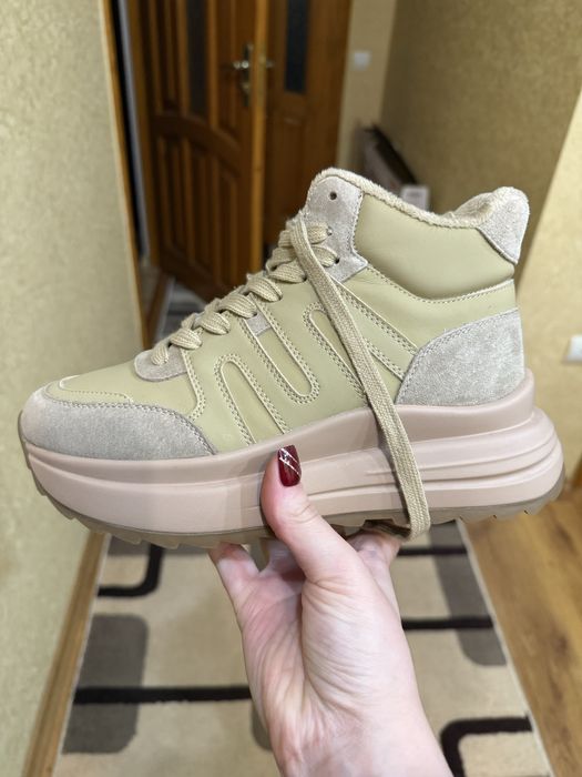 Нові  зимові кросівки