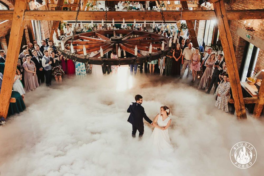 Ciężki dym na pierwszy taniec, taniec w chmurach / fontanny iskier