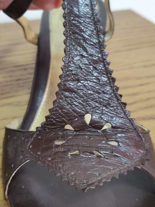 Sandálias em pele castanha