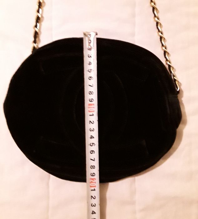 Mala preta em veludo com corrente dourada, Strass