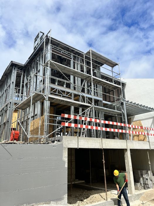 Alugo andaimes com montagem