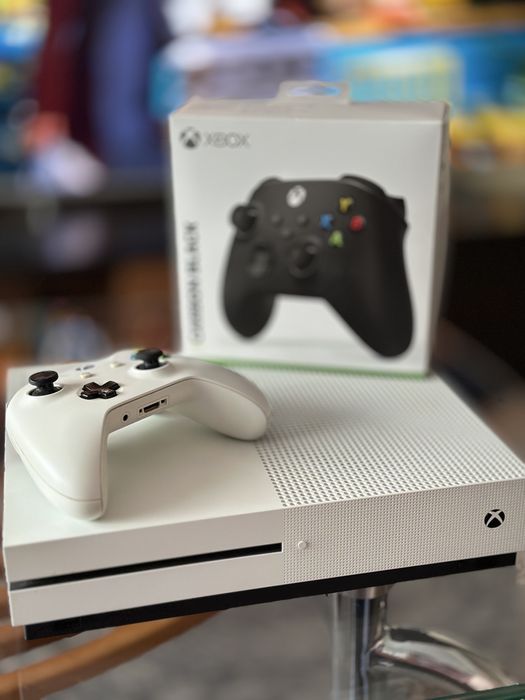 Xbox One S 500 GB + 2 pady