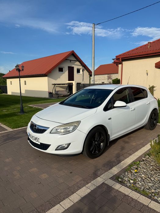 samochód osobowy Opel astra. J