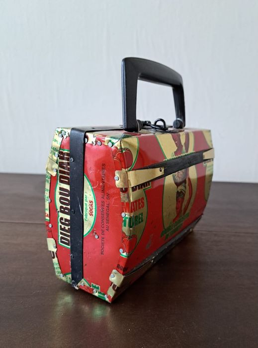 Mala de metal africana com matérias reciclados .