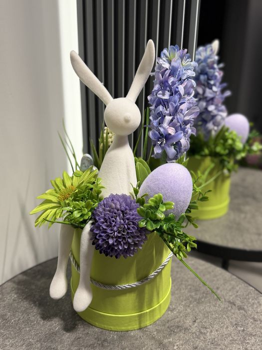 Wielkanocny zając w flowerboxie w kolorach bieli limonki i fioletu