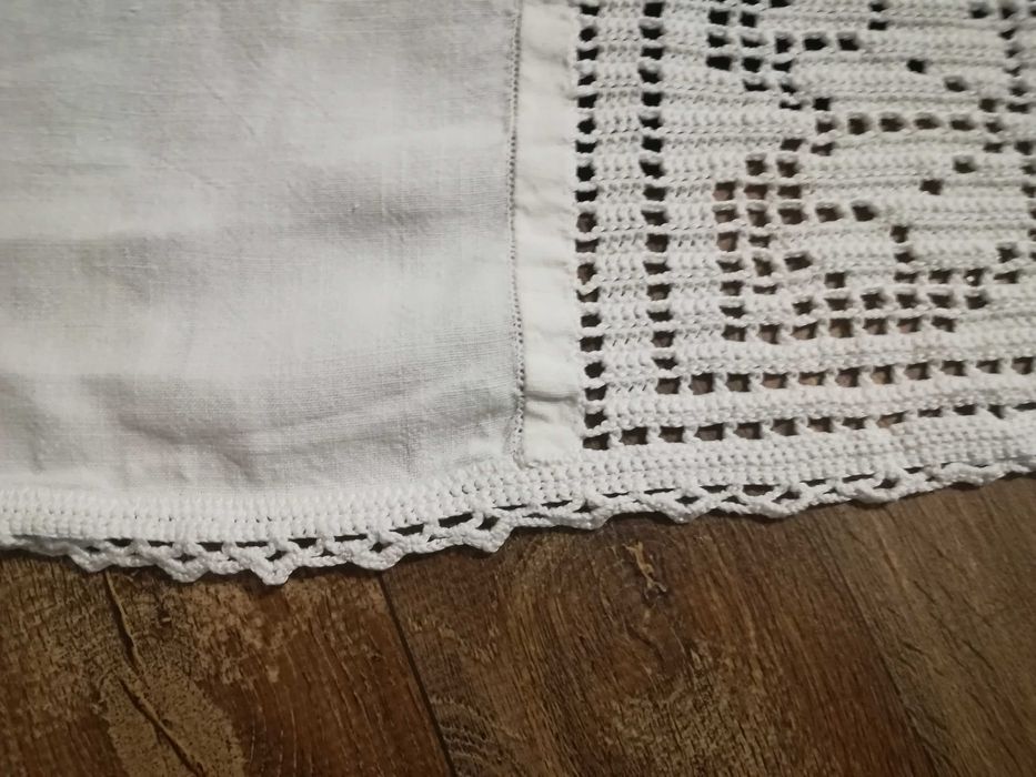 Toalha de mesa em algodão com bordados e crochê feitos à mão