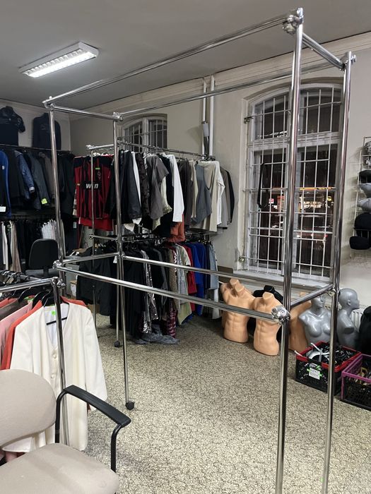 Stojak z metalowych rurek