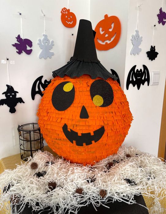 Brinquedos para crianças para as férias. Pinhata piñata pinata