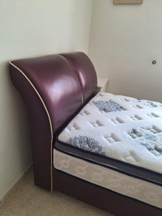 Cama de Solteiro Estofada em Pele com Colchão Confortável (Excelente Estado)
