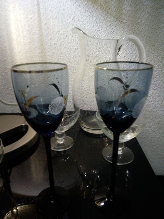 Louca vintage , copos, taças de champanhe serviço de Porto ou licor.