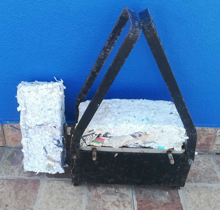 Aparelho manual de fazer tijolos de papel