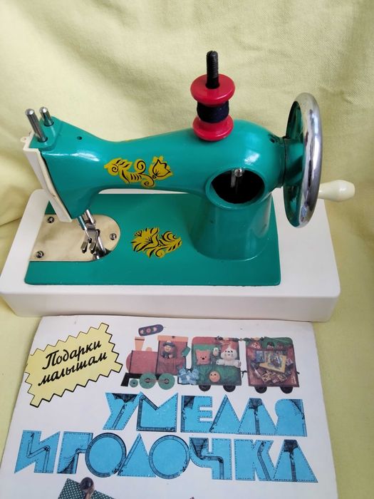 Детская швейная машинка, в рабочем состоянии, завод МЗИ Прогресс