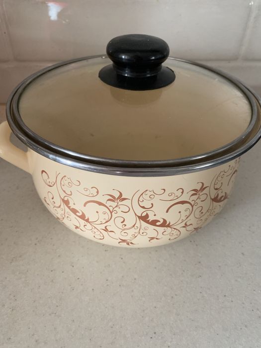 Продам каструлю 2.5л с крышкой