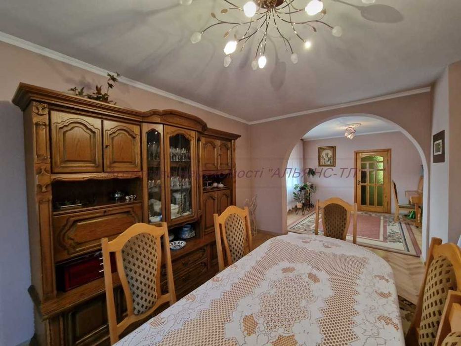 Будинок поряд з Ужгородом