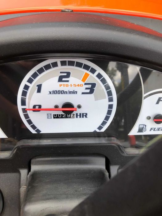 TRATOR KUBOTA B 1620 COMO NOVO + CARREGADOR FRONTAL COM BALDE + CAPINADEIRA/CORTA MATO DE CORRENTES