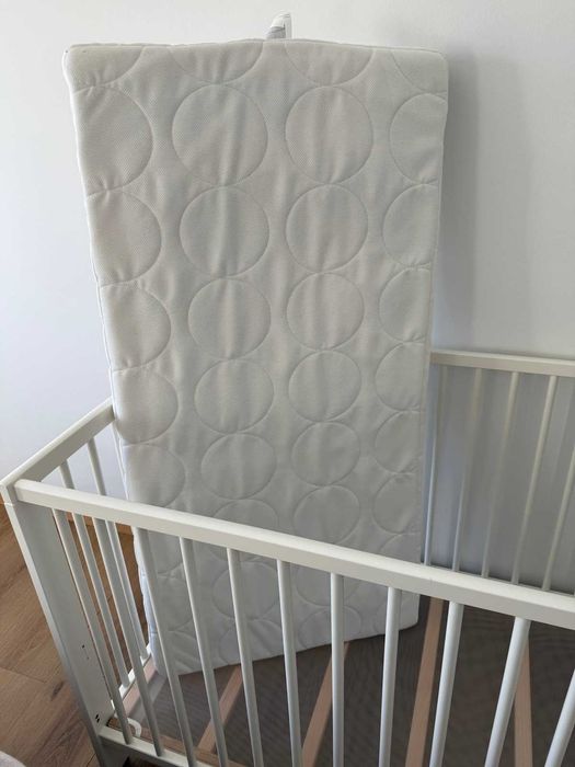 Berço branco IKEA Gulliver para bebé com colchão e protetor