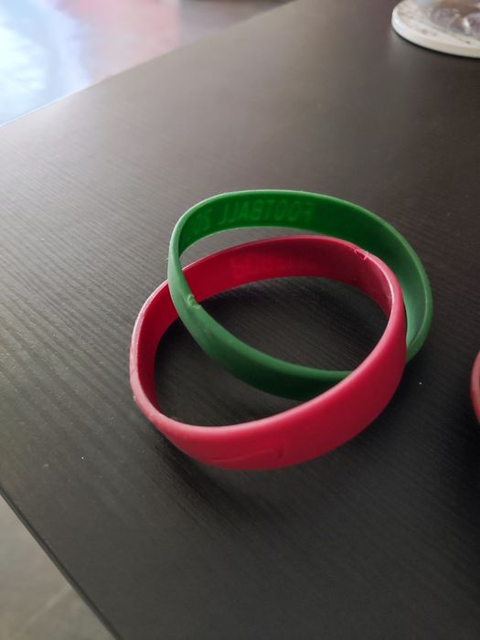 Pulseiras da Nike e Skulk