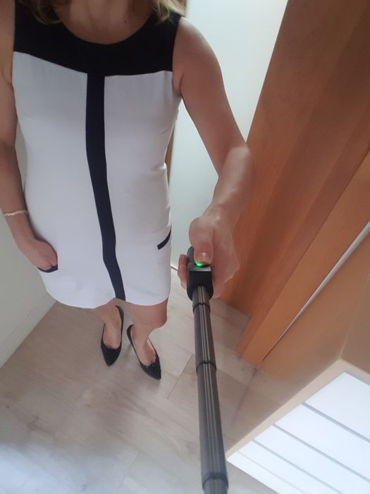 Sukienka biała ,prosta,klasyczna firmy Mohito