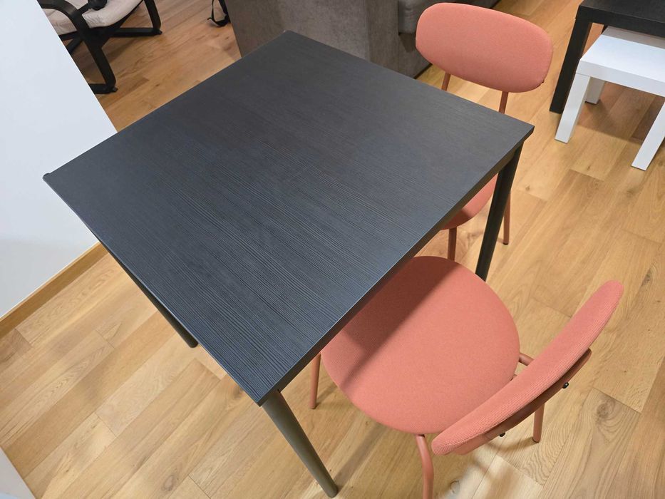 Mesa 67x67 e duas cadeiras, como novas