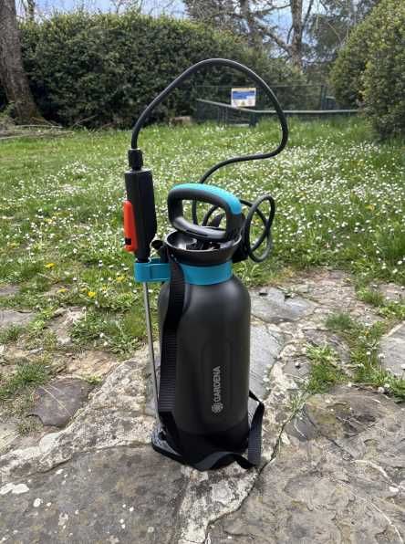 Opryskiwacz ciśnieniowy z wbudowanym stopniem do ogrodu ogrodowy