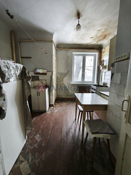 Продам 2 кімнатну квартиру у Центрі. Під ремонт