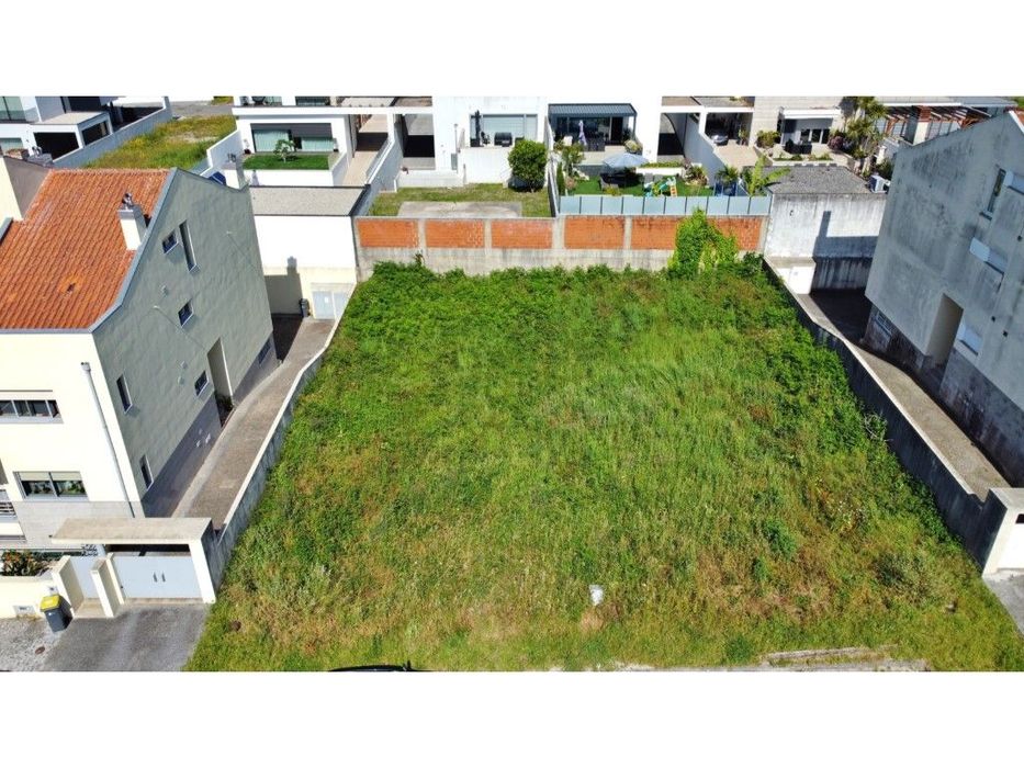 Terreno com projeto aprovado para moradia no Castêlo da Maia