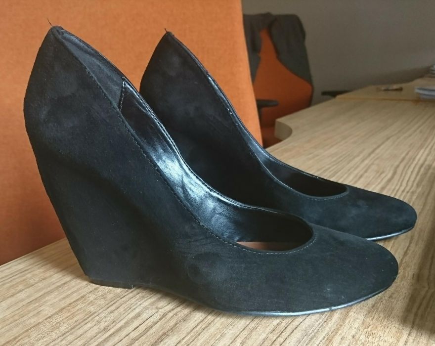 Skórzane czółenka na koturnie