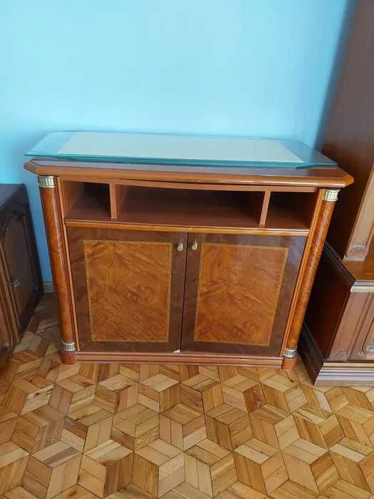 Szafka pod telewizor w starym stylu z ruchomym blatem