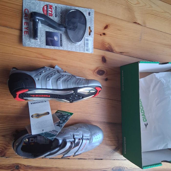 buty rowerowe Diadora Micra w kolorze srebrnym/białym.