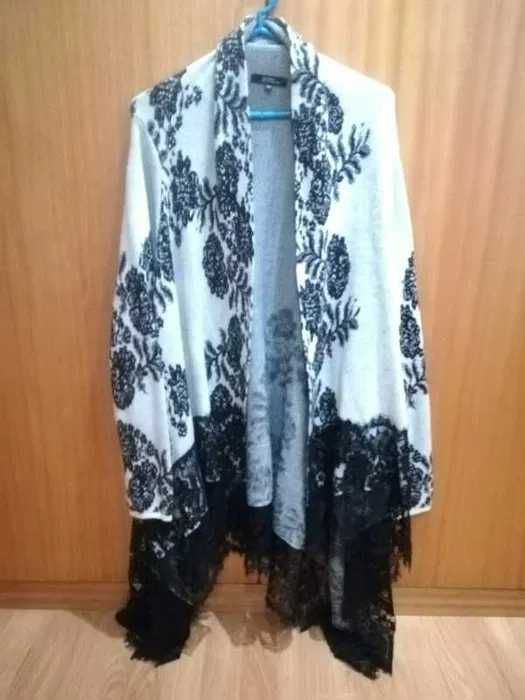 casaco branco com flores e renda preta