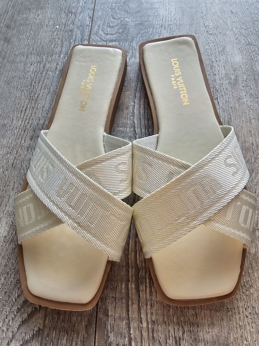 Louis Vuitton klapki R 40