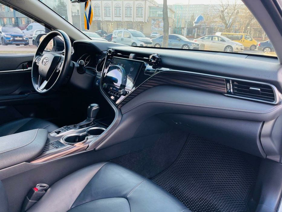 Toyota Camry 2020 гібрід