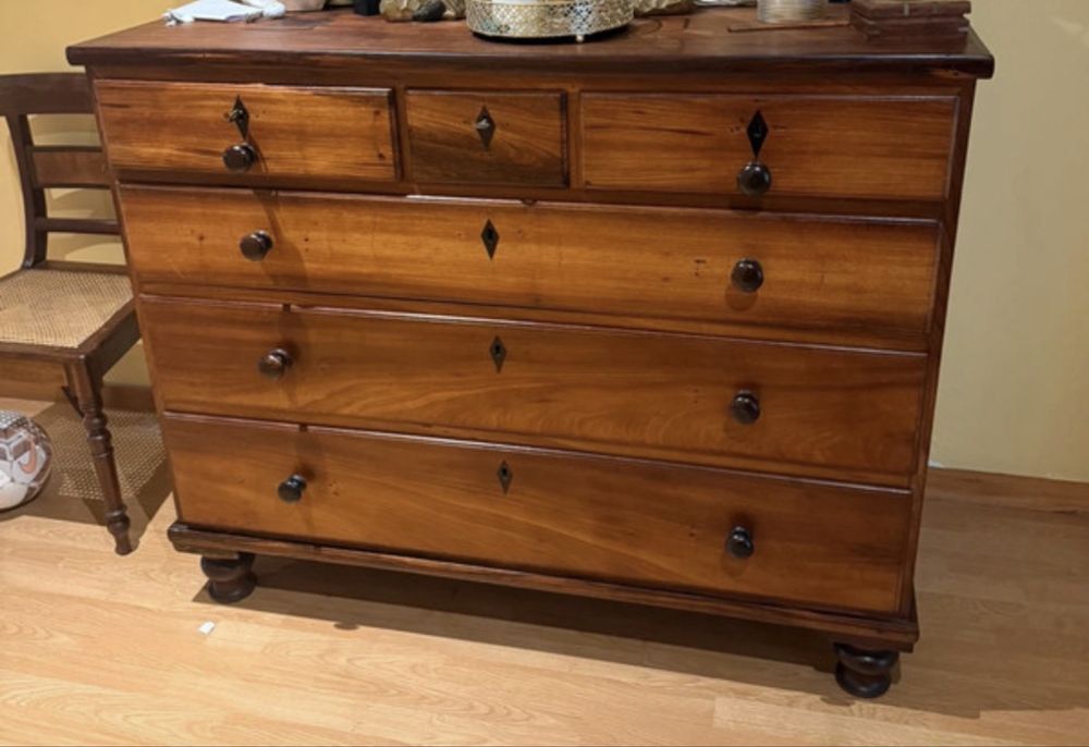 Comoda antiga com bastante arrumo