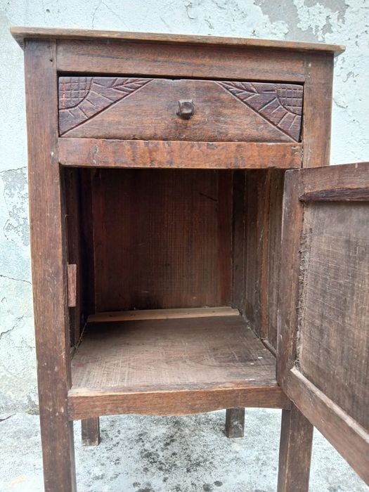 Mesa de cabeceira antiga
