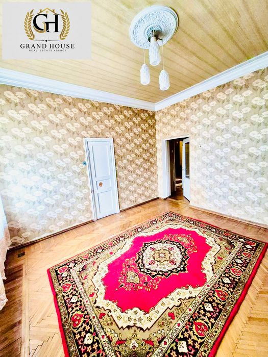 Продам елітну трикімнатну квартиру в центрі міста - 100 м².