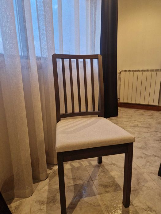 Mesa Extensível de Jantar com 4 Cadeiras - Ótimo Estado