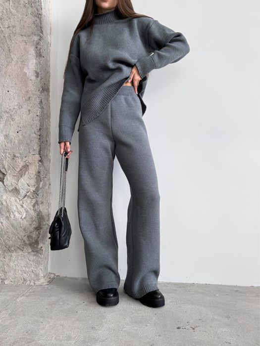 Теплий вязаний жіночий костюм з прямими штанами