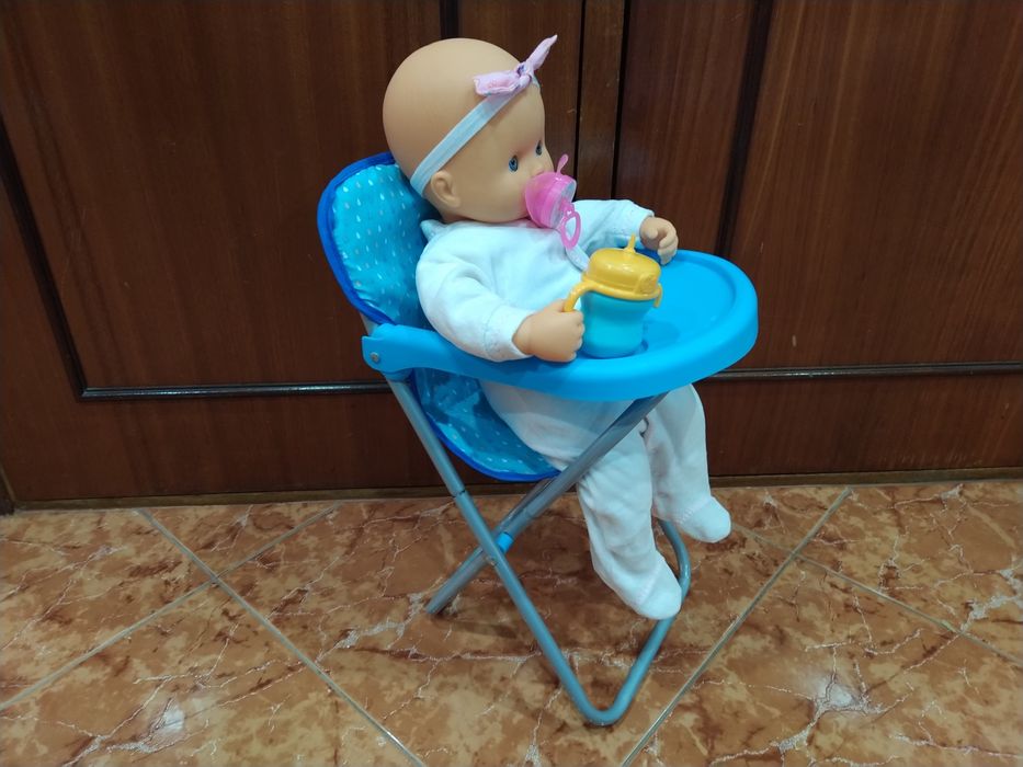 Boneca mais cadeira de refeição casa quarto apartamento vivenda gabine