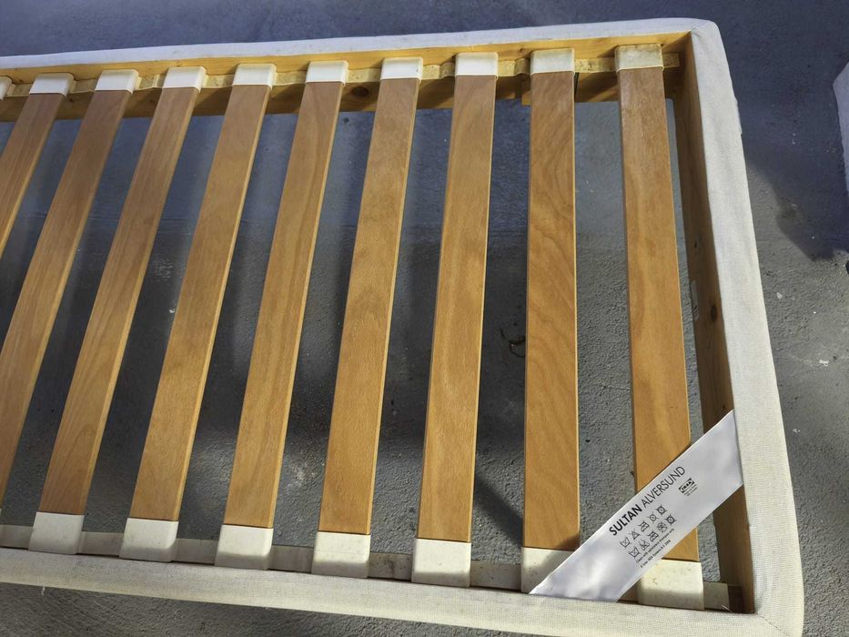 Cama individual com estrado de ripas de madeira