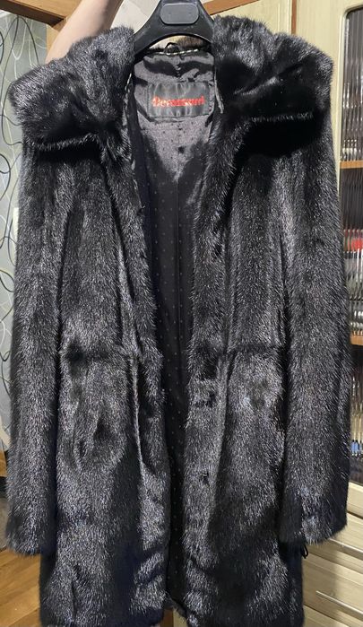 Норкова шуба з капюшоном